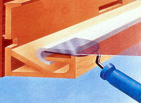 Fixation du plafond tendu selon la méthode du harpon.