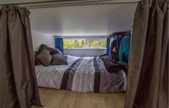 Mini-chambre avec un grand lit.