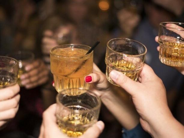 Les scientifiques ont identifié plusieurs causes principales du ronflement et l'alcool - l'un d'entre eux. / Photo: fakty.uaReklama. 