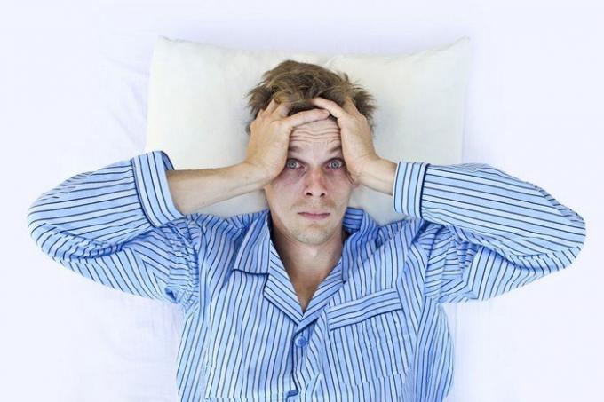 Stress pendant la journée - la cause de mauvais sommeil la nuit.