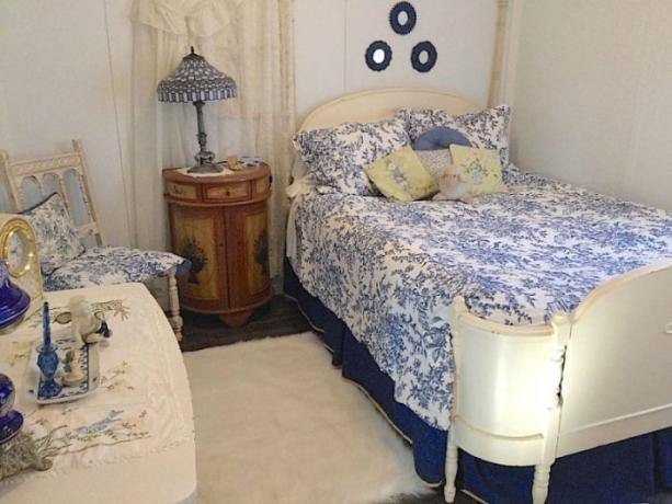 chambre rétro confortable dans des tons blanc et bleu.