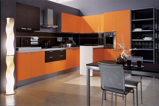 Les éléments noirs ne sont pas inférieurs dans leur activité aux oranges, ils envahissent les meubles, interagissent activement avec le blanc distrayant, ce qui confère à la cuisine un confort extraordinaire