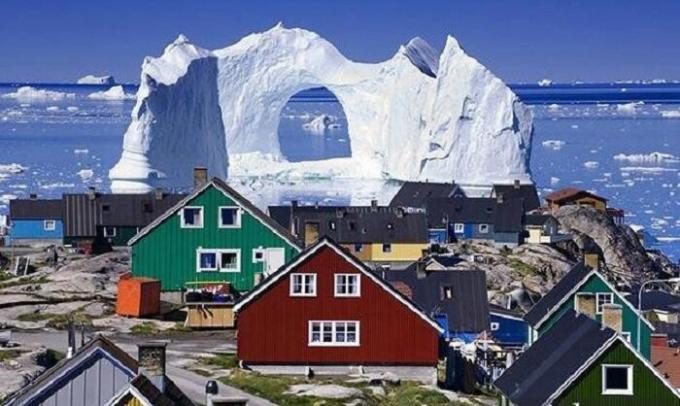 Ville Longyearbyen est mondialement connue pour les maisons inhabituelles de couleur.