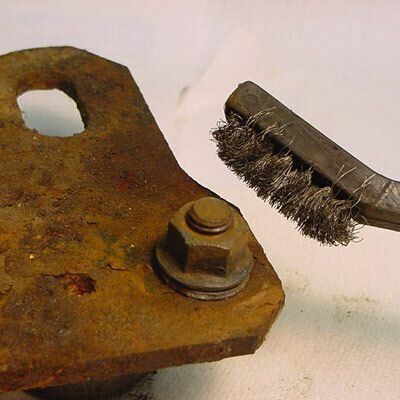 Brosse métallique comme enlever soigneusement la peinture et la rouille. | Photo: popularmechanics.com. 