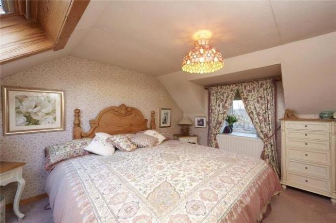 Chambre à coucher avec lit king size.