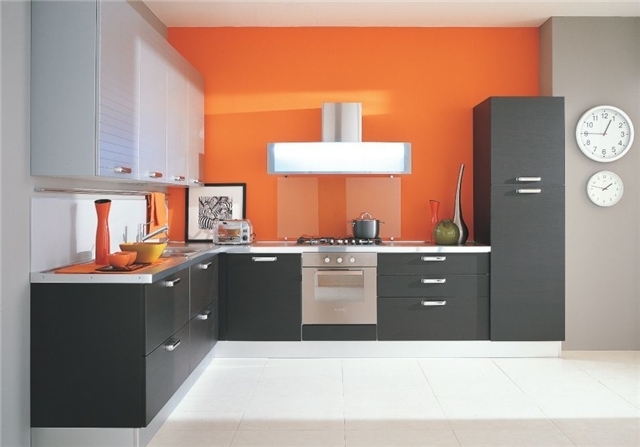 Orange avec du noir, mais dans une solution aussi inhabituelle - seulement des murs orange, l'espace est divisé horizontalement en deux composants harmonieusement combinés