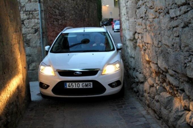 Le conducteur de la Ford se faufile à peine dans les rues étroites de Gérone en Espagne. | Photo: chambersarchitects.com.