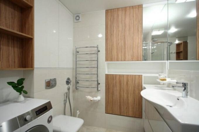 Création d'une « salle de bain humide » style européen a contribué à réduire la taille d'une salle de bains. | Photo: interiorsmall.ru.