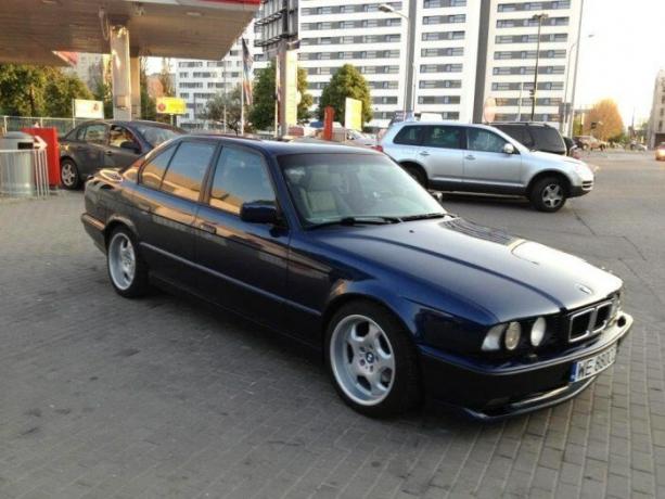 La BMW Série 5 est considérée comme la voiture « standard » pour les gangsters des années 90. | Photo: youtube.com. publicité