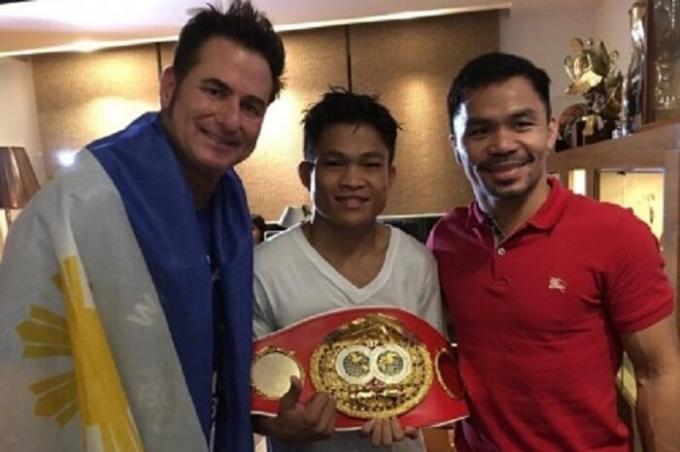 Le célèbre boxeur offre une aide financière aux jeunes athlètes (Dzhervin Ankahas et Manny Pacquiao).