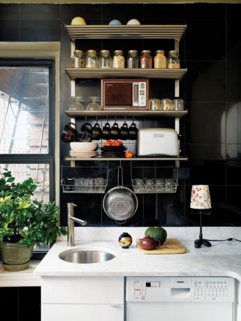Intérieur de cuisine noir dans de petits appartements