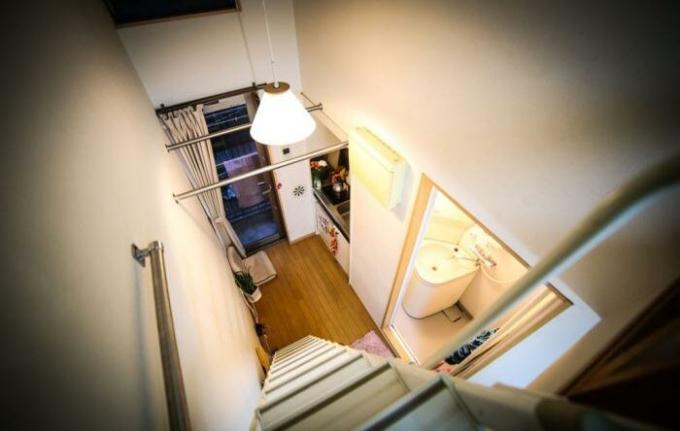 Appartement à Tokyo: cuisine, salle de bains, chambre et balcon.