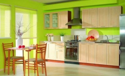 La combinaison de couleur vert clair à l'intérieur de la cuisine avec des détails rouges contrastés