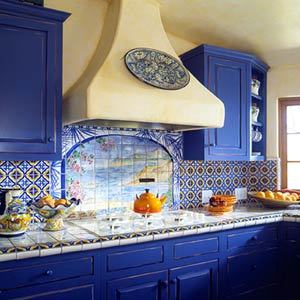 Photo d'une cuisine bleue sur fond de murs clairs