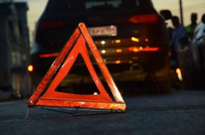 La ligne solide au bord du trottoir: s'il est possible de traverser