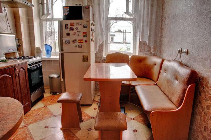 Photo - salle à manger dans la cuisine avec des éléments de mobilier de Tatiana.