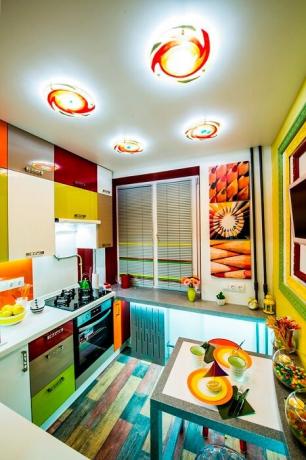 Beaucoup de couleurs vives à l'intérieur de la cuisine.