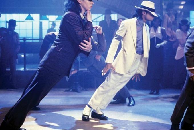 Comme Michael Jackson a pu vaincre la force de gravité, son exécution légendaire piste