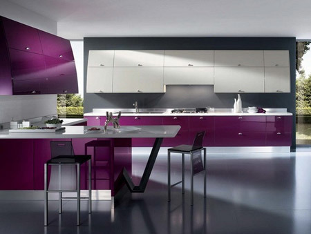 La cuisine violette est élégante et attrayante.