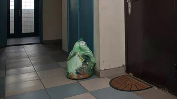 Femme Umnichka, les voisins sevrés debout sac d'ordures dans le couloir commun, maintenant les déchets ne pas d'odeur!