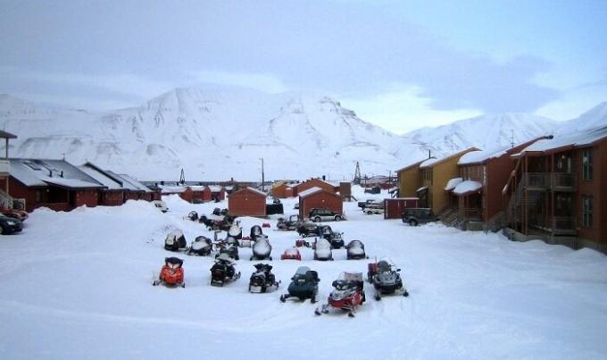 En hiver, tous les habitants et les touristes se déplacent en motoneige (Longyearbyen, Norvège).