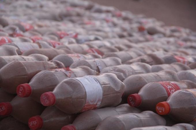 Les bouteilles avec du sable - matériau de construction de base.