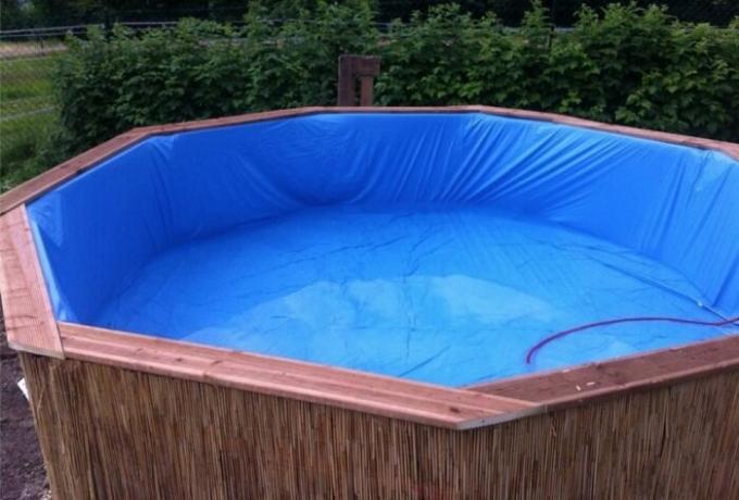 Passionné de construire une piscine sur une résidence d'été des palettes en bois habituelles sur la conception de l'Internet