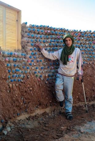 Un réfugié d'Algérie devant sa maison future.