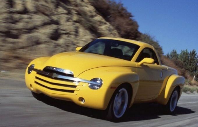 Chevrolet pick-up convertible SSR a publié une brève période, de 2003 à 2006. | Photo: cheatsheet.com.