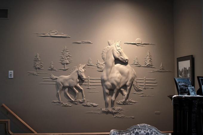 Cheval et poulain gambader décorer un des murs de la salle de séjour. | Photo: pinterest.com.