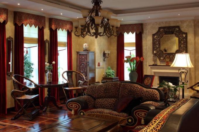Un autre exemple que les rideaux de velours sont conçus pour le style oriental.