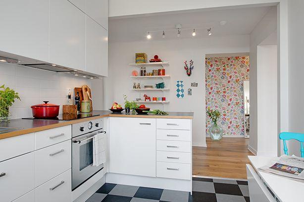 La cuisine en bois blanc est un geste très populaire dans les salles à manger aux motifs scandinaves 