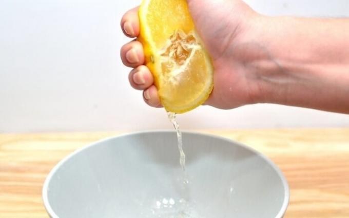Le jus de citron va ajouter du piquant au plat.