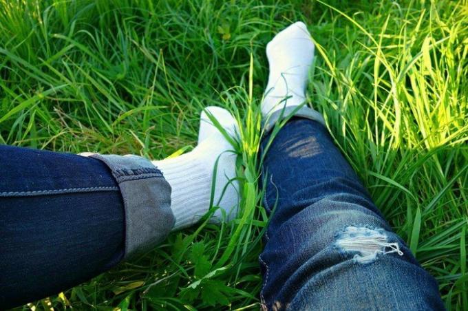 Comment se laver les chaussettes blanches sur les taches d'herbe ou de la nourriture. Publicité. 