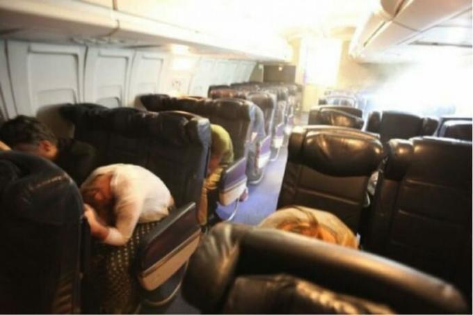 Qu'est-ce que les passagers sont invités à incliner la tête aux genoux en cas d'atterrissage d'urgence.