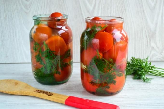 Les tomates avec les fanes de carottes