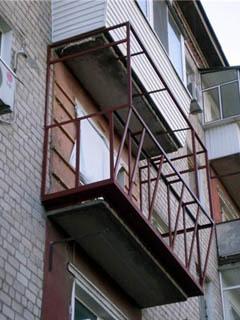 Le vitrage et l'isolation du balcon doivent être basés sur un cadre d'angle.