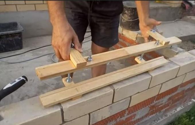 Comment faire leurs propres mains un dispositif de maçonnerie de briques parfaitement plat
