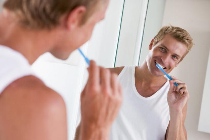 Prendre une douche, ne pas oublier de nettoyer les dents. / Photo: static5.depositphotos.com. 