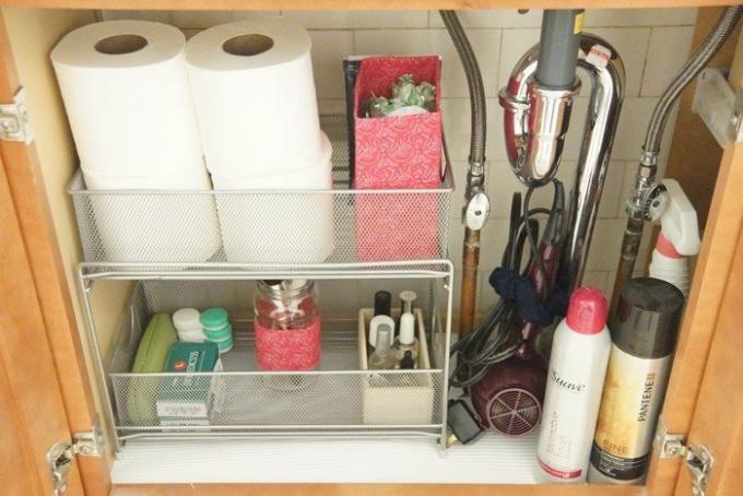 Qualitativement organiser le stockage est possible, même dans la plus petite salle de bains.