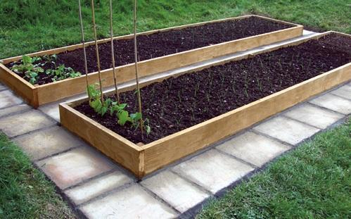 Une excellente option serait un tel lit de jardin décoré de planches