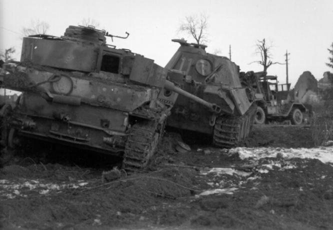 raffineur d'équipement Bordée, les voitures - ont été réparés. | Photo: waralbum.ru.