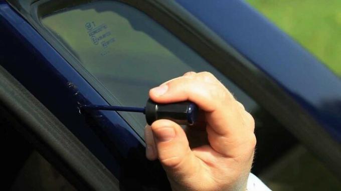Une façon simple et efficace pour se débarrasser des rayures sous les poignées de voiture