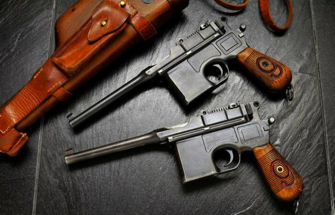 Mauser C96: arme favorite des officiers et des révolutionnaires.