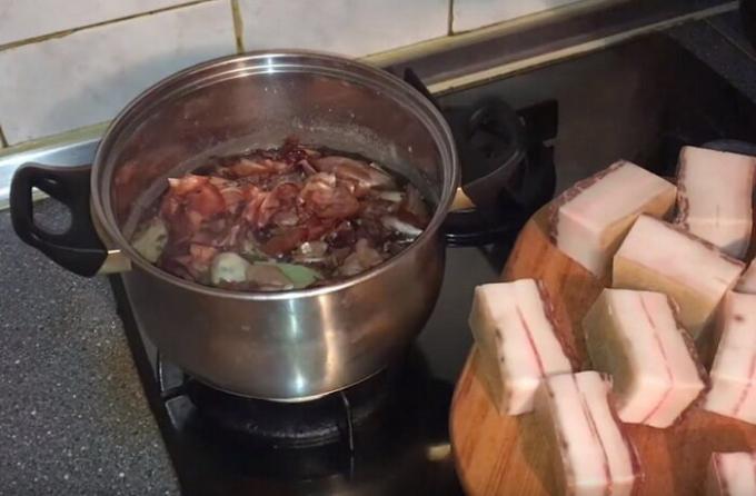 tranches de bacon dans la cuisine oignon peau.