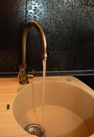 Pression d'eau froide du robinet, style bronze.