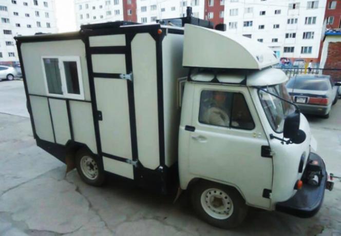 Utilitariste van transformé en camping-car. | Photo: carakoom.com. Une salle de séjour confortable dans Ulyanovsk « pains ». | Photo: carakoom.com.
