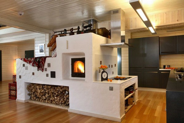 Un beau poêle, on ne peut que rêver d'un tel - note, le plafond de la cuisine dans une maison en bois faite de panneaux en plastique
