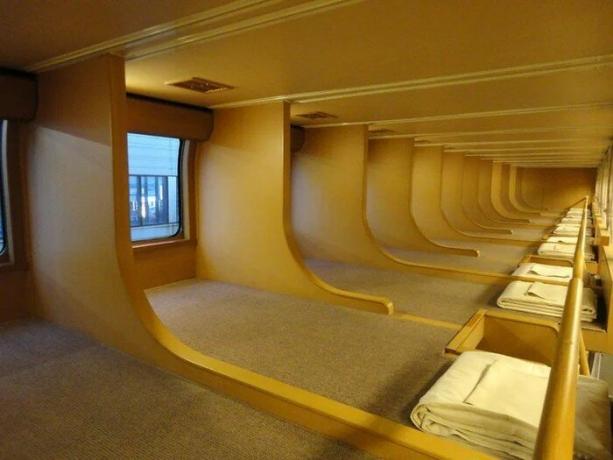 lits superposés inhabituels dans les voitures de couchage au Japon. 