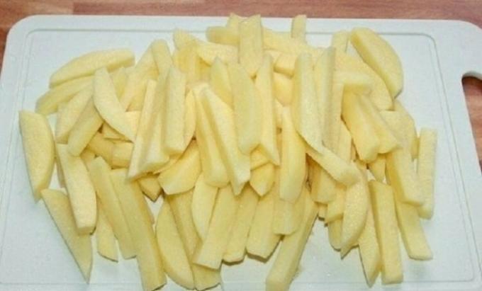 Couper les pommes de terre épluchées en bâtonnets de 1 cm d'épaisseur.